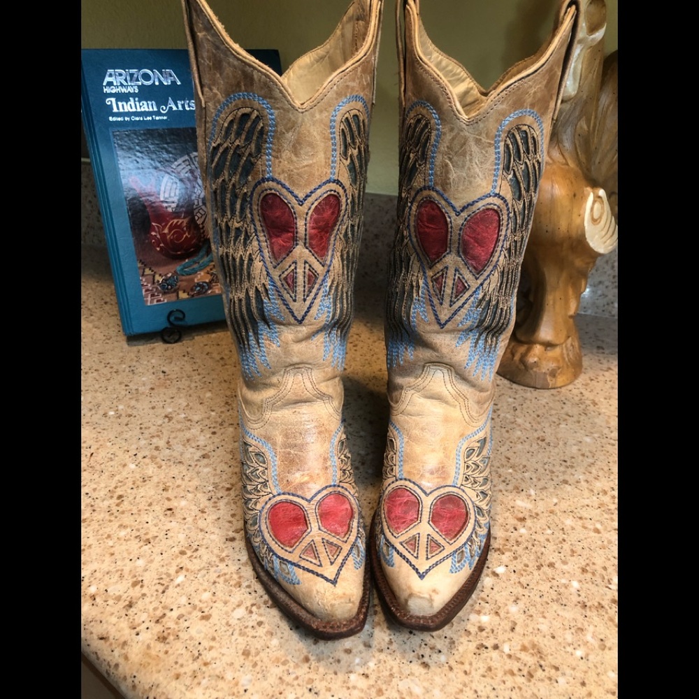 FIRM & FAIR no offers! 6.5 Corral Heart Wings Cowboy boots!